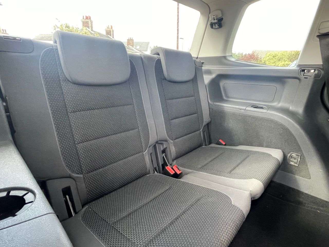 A 2014 VOLKSWAGEN TOURAN 2.0 TDI BlueMotion Tech SE MPV 5dr Diesel DSG Euro 5 (s/s) (140 ps) A 2014 VOLKSWAGEN TOURAN 2.0 TDI BlueMotion Tech SE MPV 5dr Diesel DSG Euro 5 (s/s) (140 ps)