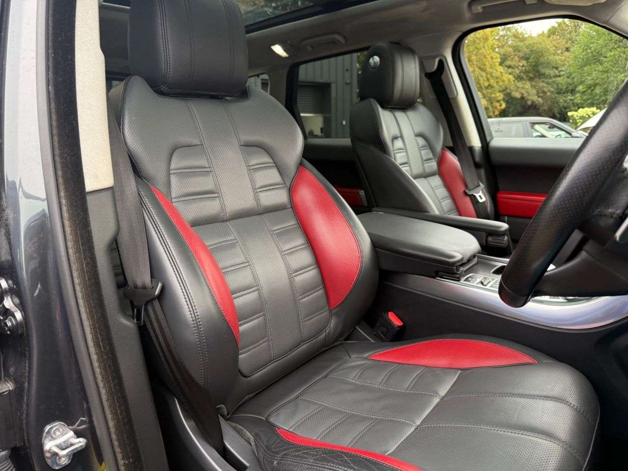 A 2017 LAND ROVER RANGE ROVER SPORT 3.0 SD V6 Autobiography Dynamic SUV 5dr Diesel Auto 4WD Euro 6 (s/s) (306 p A 2017 LAND ROVER RANGE ROVER SPORT 3.0 SD V6 Autobiography Dynamic SUV 5dr Diesel Auto 4WD Euro 6 (s/s) (306 p