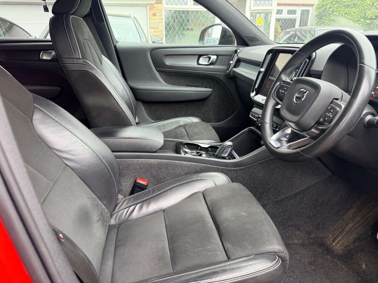 A 2021 VOLVO XC40 1.5h T4 Recharge 10.7kWh Plus SUV 5dr Petrol Plug-in Hybrid Auto Euro 6 (s/ A 2021 VOLVO XC40 1.5h T4 Recharge 10.7kWh Plus SUV 5dr Petrol Plug-in Hybrid Auto Euro 6 (s/