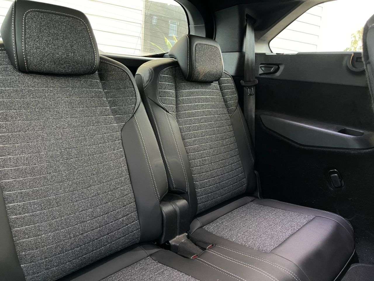 A 2025 PEUGEOT 5008 1.2 Allure SUV 5dr Petrol Hybrid e-DSC6 Euro 6 (s/s) (136 ps) A 2025 PEUGEOT 5008 1.2 Allure SUV 5dr Petrol Hybrid e-DSC6 Euro 6 (s/s) (136 ps)