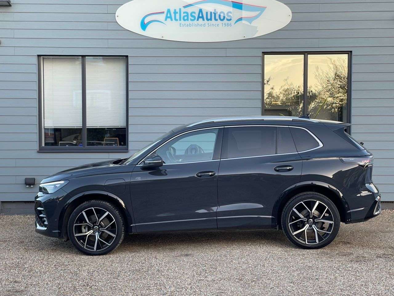 A 2024 VOLKSWAGEN TIGUAN 1.5 TSI eHybrid 19.7kWh R-Line SUV 5dr Petrol Plug-in Hybrid DSG Euro 6 (s/ A 2024 VOLKSWAGEN TIGUAN 1.5 TSI eHybrid 19.7kWh R-Line SUV 5dr Petrol Plug-in Hybrid DSG Euro 6 (s/