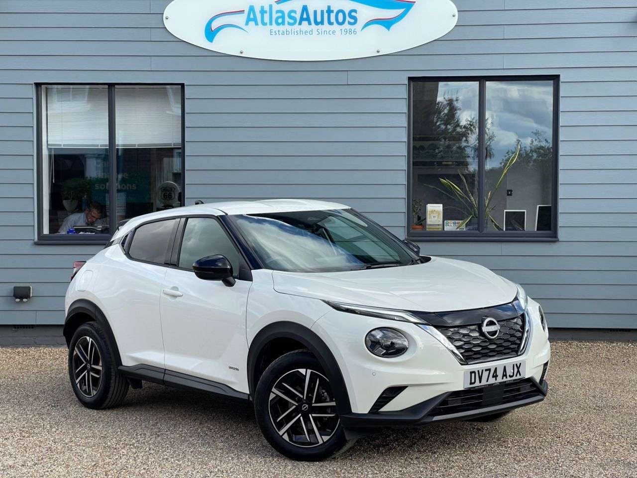 A 2024 NISSAN JUKE 1.6 N-Connecta SUV 5dr Petrol Hybrid Auto Euro 6 (143 ps) A 2024 NISSAN JUKE 1.6 N-Connecta SUV 5dr Petrol Hybrid Auto Euro 6 (143 ps)