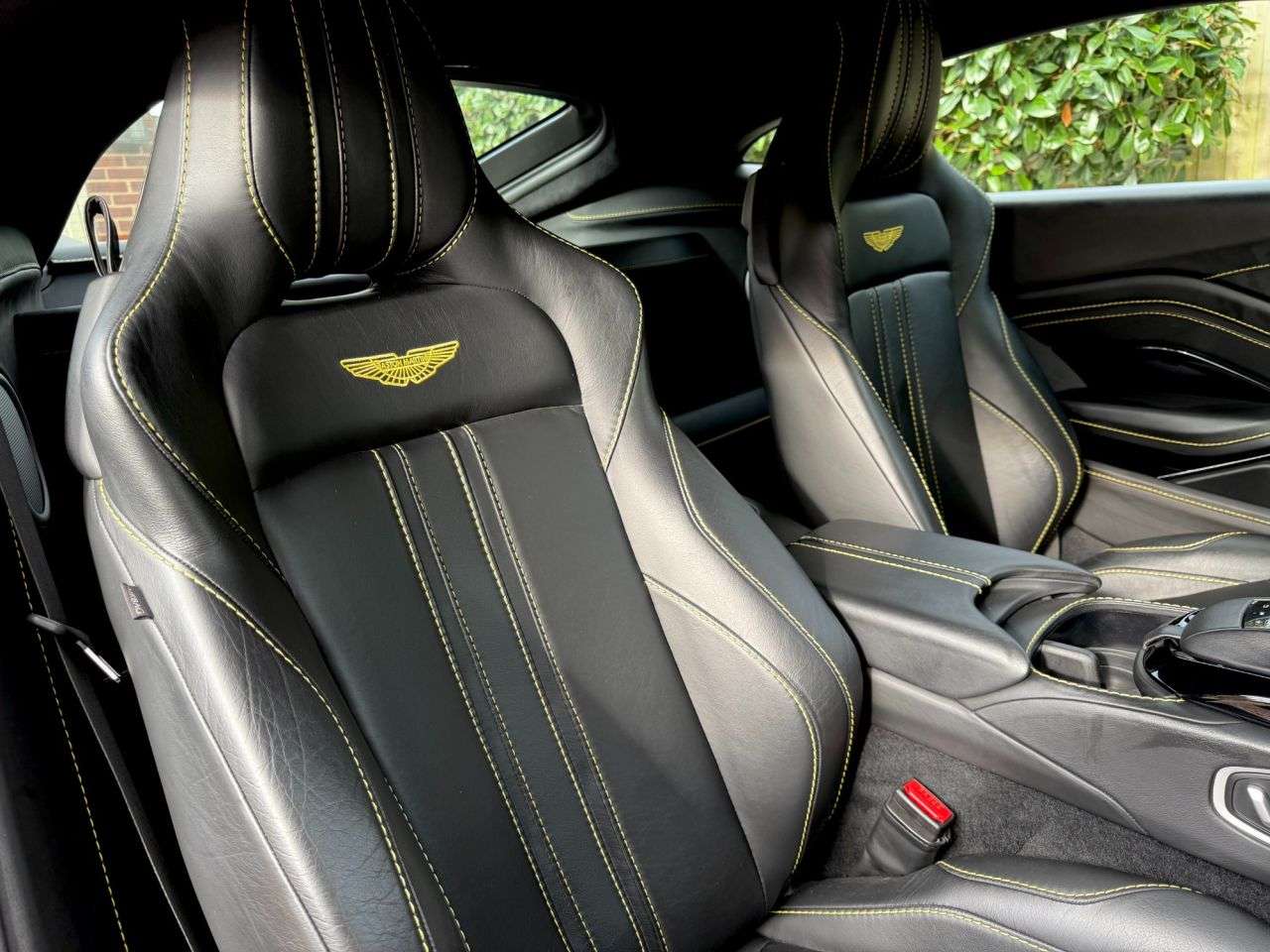 null ASTON MARTIN VANTAGE null ASTON MARTIN VANTAGE