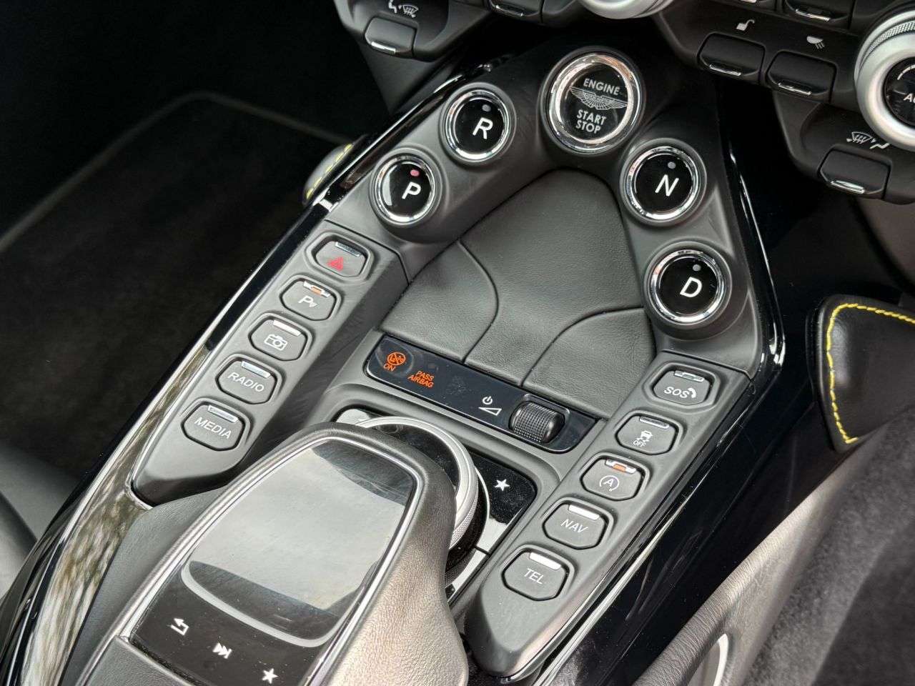 null ASTON MARTIN VANTAGE null ASTON MARTIN VANTAGE