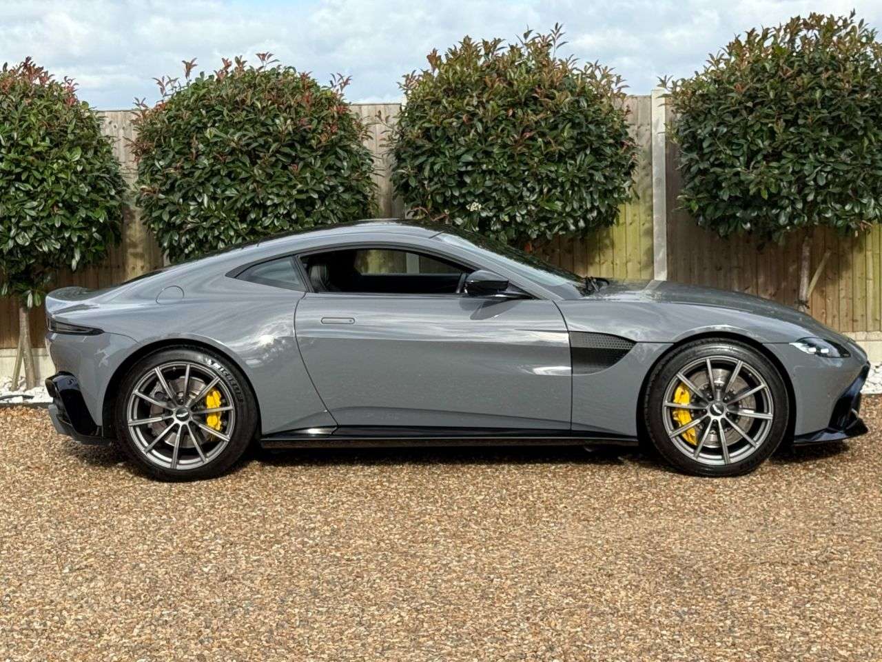 null ASTON MARTIN VANTAGE null ASTON MARTIN VANTAGE