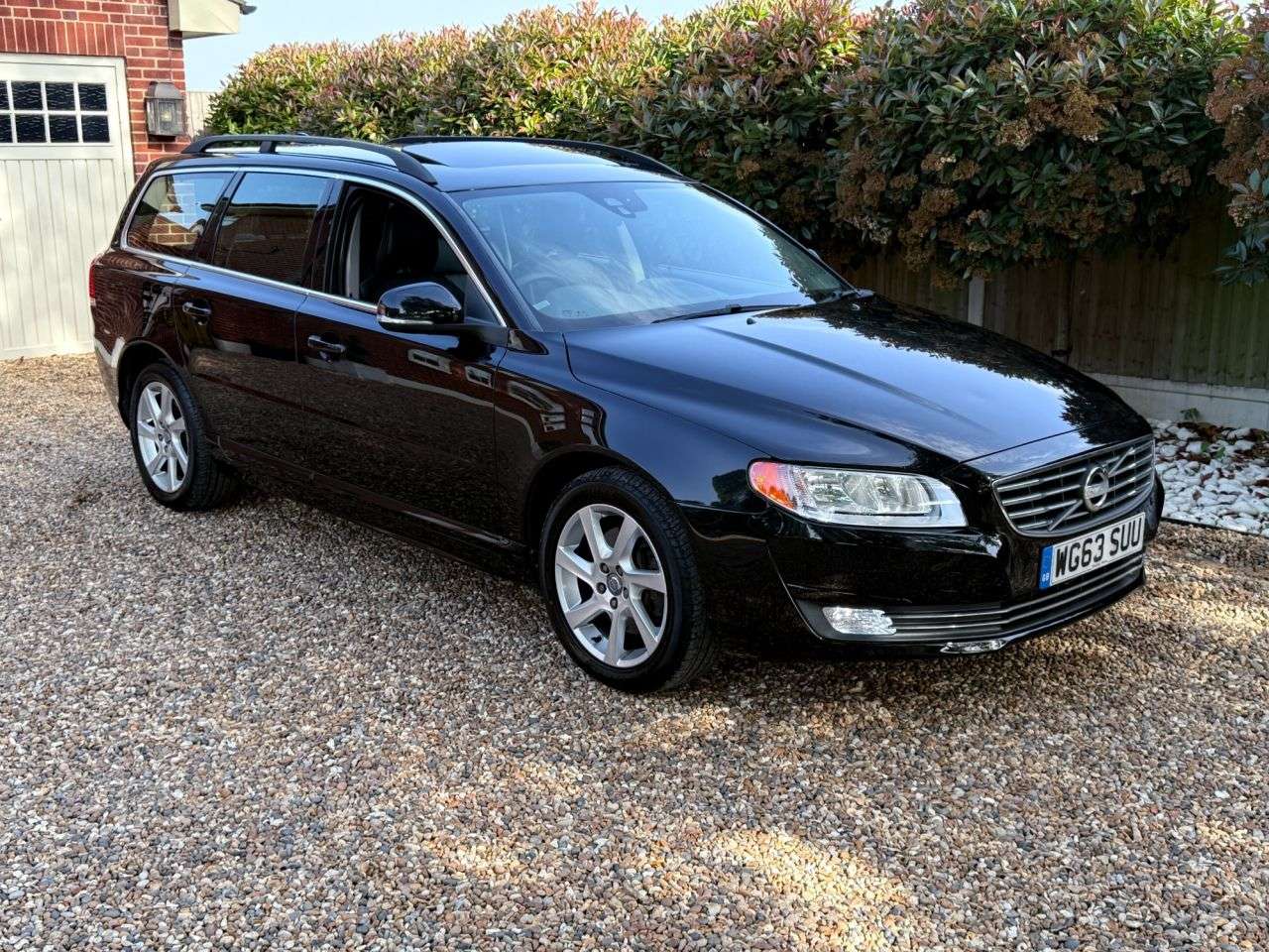 A 2013 VOLVO V70 2.4 D5 SE Estate 5dr Diesel Geartronic Euro 5 (215 ps) A 2013 VOLVO V70 2.4 D5 SE Estate 5dr Diesel Geartronic Euro 5 (215 ps)