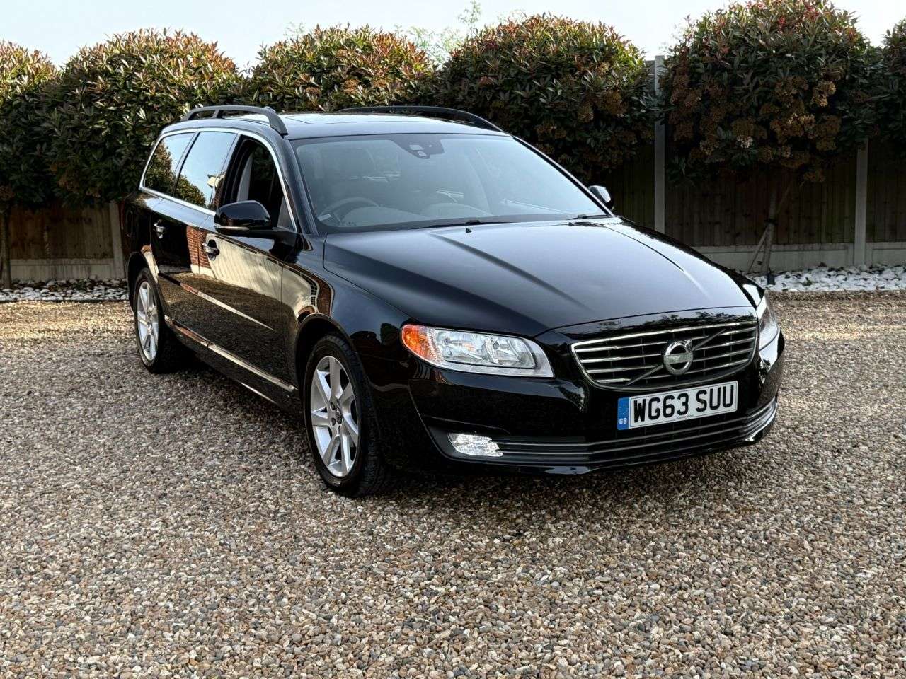 A 2013 VOLVO V70 2.4 D5 SE Estate 5dr Diesel Geartronic Euro 5 (215 ps) A 2013 VOLVO V70 2.4 D5 SE Estate 5dr Diesel Geartronic Euro 5 (215 ps)