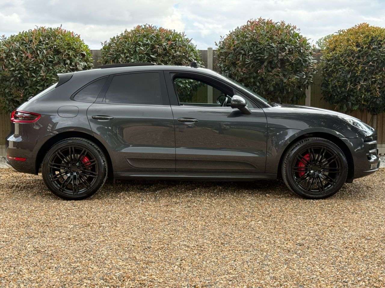 A 2016 PORSCHE MACAN 3.6T V6 Turbo SUV 5dr Petrol PDK 4WD Euro 6 (s/s) (400 ps) A 2016 PORSCHE MACAN 3.6T V6 Turbo SUV 5dr Petrol PDK 4WD Euro 6 (s/s) (400 ps)