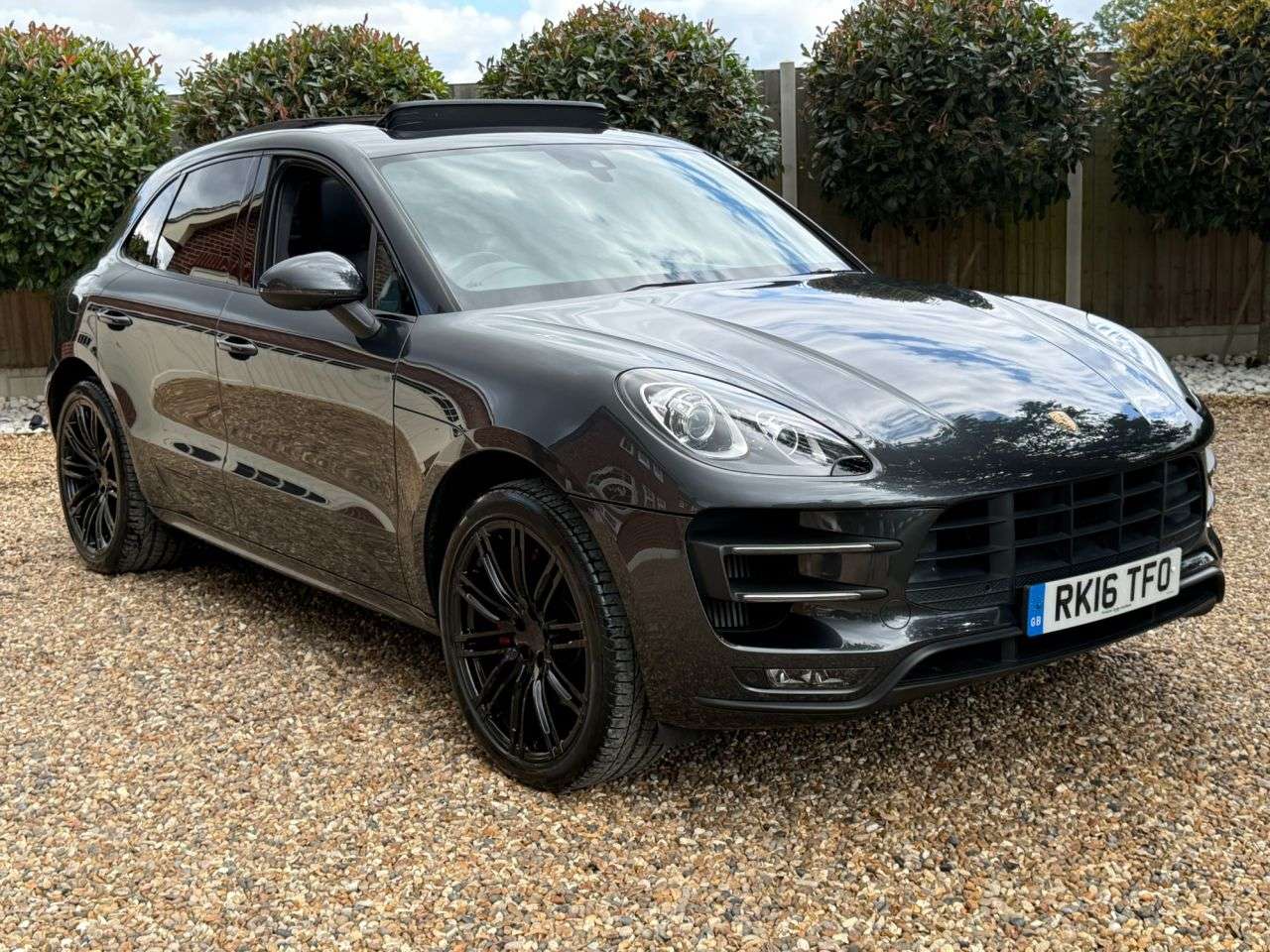 A 2016 PORSCHE MACAN 3.6T V6 Turbo SUV 5dr Petrol PDK 4WD Euro 6 (s/s) (400 ps) A 2016 PORSCHE MACAN 3.6T V6 Turbo SUV 5dr Petrol PDK 4WD Euro 6 (s/s) (400 ps)