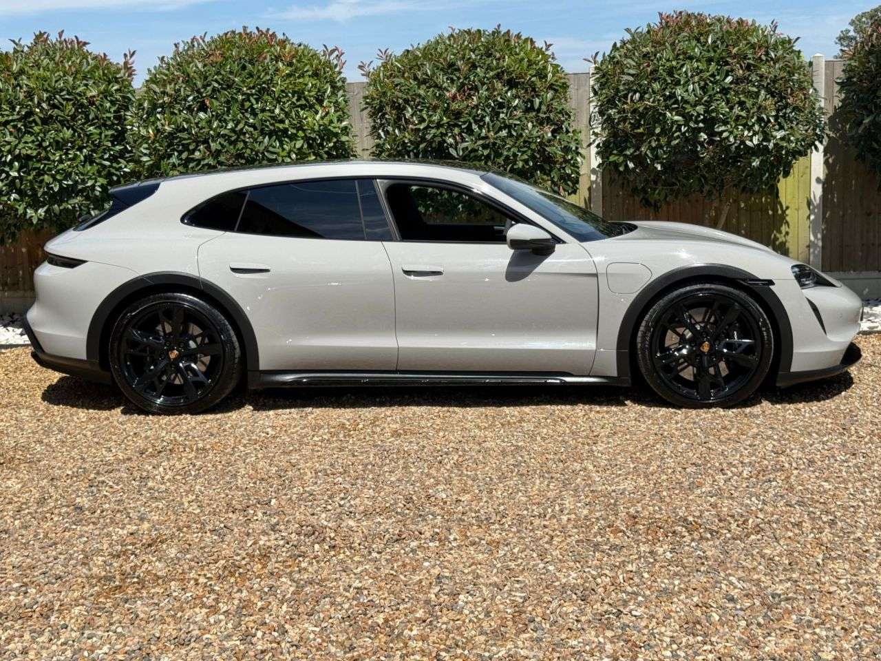A 2022 PORSCHE TAYCAN Performance Plus 93.4kWh 4S Cross Turismo 5dr Electric Auto 4WD (11kW Charg A 2022 PORSCHE TAYCAN Performance Plus 93.4kWh 4S Cross Turismo 5dr Electric Auto 4WD (11kW Charg