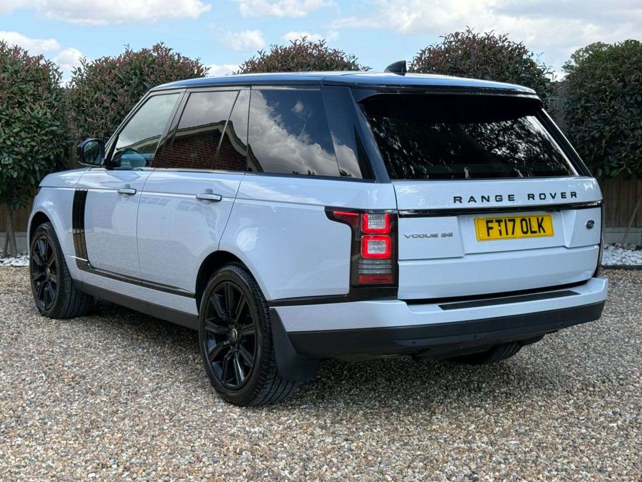 A 2017 LAND ROVER RANGE ROVER 3.0 TD V6 Vogue SE SUV 5dr Diesel Auto 4WD Euro 6 (s/s) (258 ps) A 2017 LAND ROVER RANGE ROVER 3.0 TD V6 Vogue SE SUV 5dr Diesel Auto 4WD Euro 6 (s/s) (258 ps)