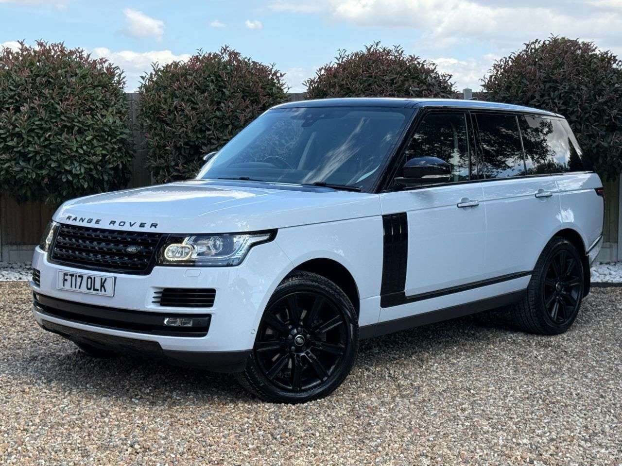 A 2017 LAND ROVER RANGE ROVER 3.0 TD V6 Vogue SE SUV 5dr Diesel Auto 4WD Euro 6 (s/s) (258 ps) A 2017 LAND ROVER RANGE ROVER 3.0 TD V6 Vogue SE SUV 5dr Diesel Auto 4WD Euro 6 (s/s) (258 ps)
