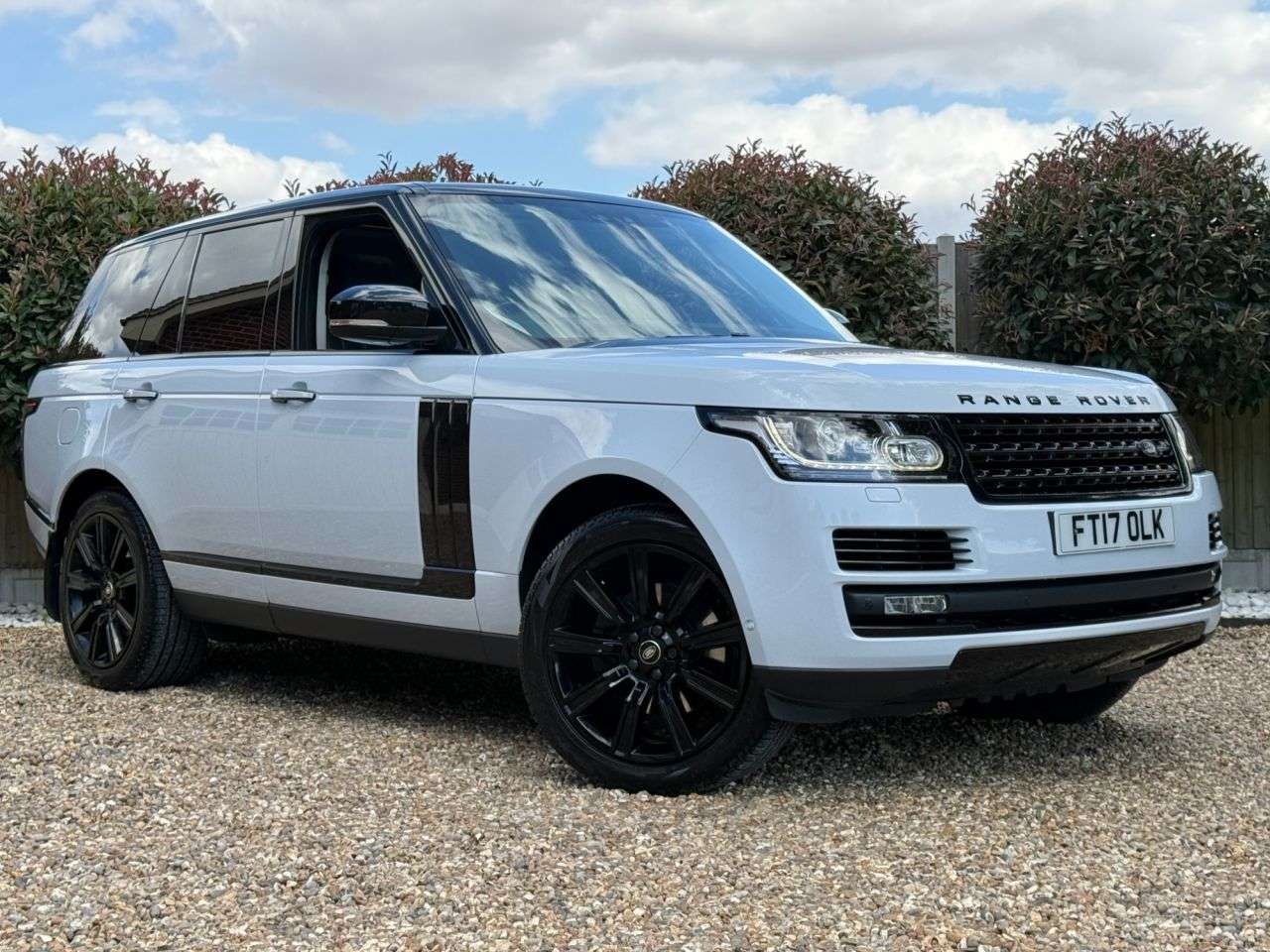 A 2017 LAND ROVER RANGE ROVER 3.0 TD V6 Vogue SE SUV 5dr Diesel Auto 4WD Euro 6 (s/s) (258 ps) A 2017 LAND ROVER RANGE ROVER 3.0 TD V6 Vogue SE SUV 5dr Diesel Auto 4WD Euro 6 (s/s) (258 ps)