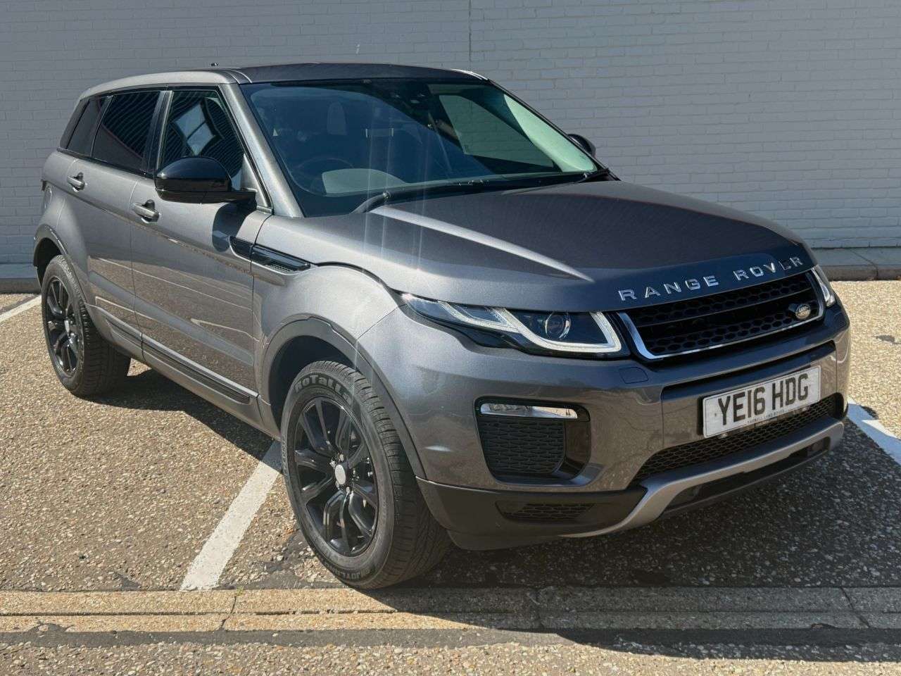 A 2016 LAND ROVER RANGE ROVER EVOQUE 2.0 eD4 SE Tech SUV 5dr Diesel Manual FWD Euro 6 (s/s) (150 ps) A 2016 LAND ROVER RANGE ROVER EVOQUE 2.0 eD4 SE Tech SUV 5dr Diesel Manual FWD Euro 6 (s/s) (150 ps)