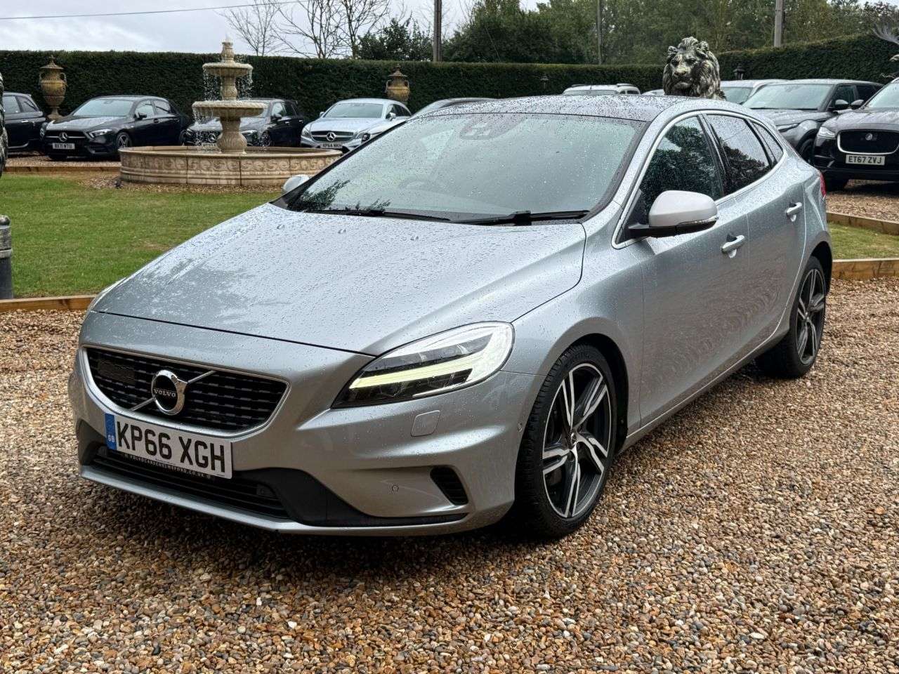 A 2016 VOLVO V40 1.5 T2 R-Design Pro Hatchback 5dr Petrol Auto Euro 6 (s/s) (122 ps) A 2016 VOLVO V40 1.5 T2 R-Design Pro Hatchback 5dr Petrol Auto Euro 6 (s/s) (122 ps)