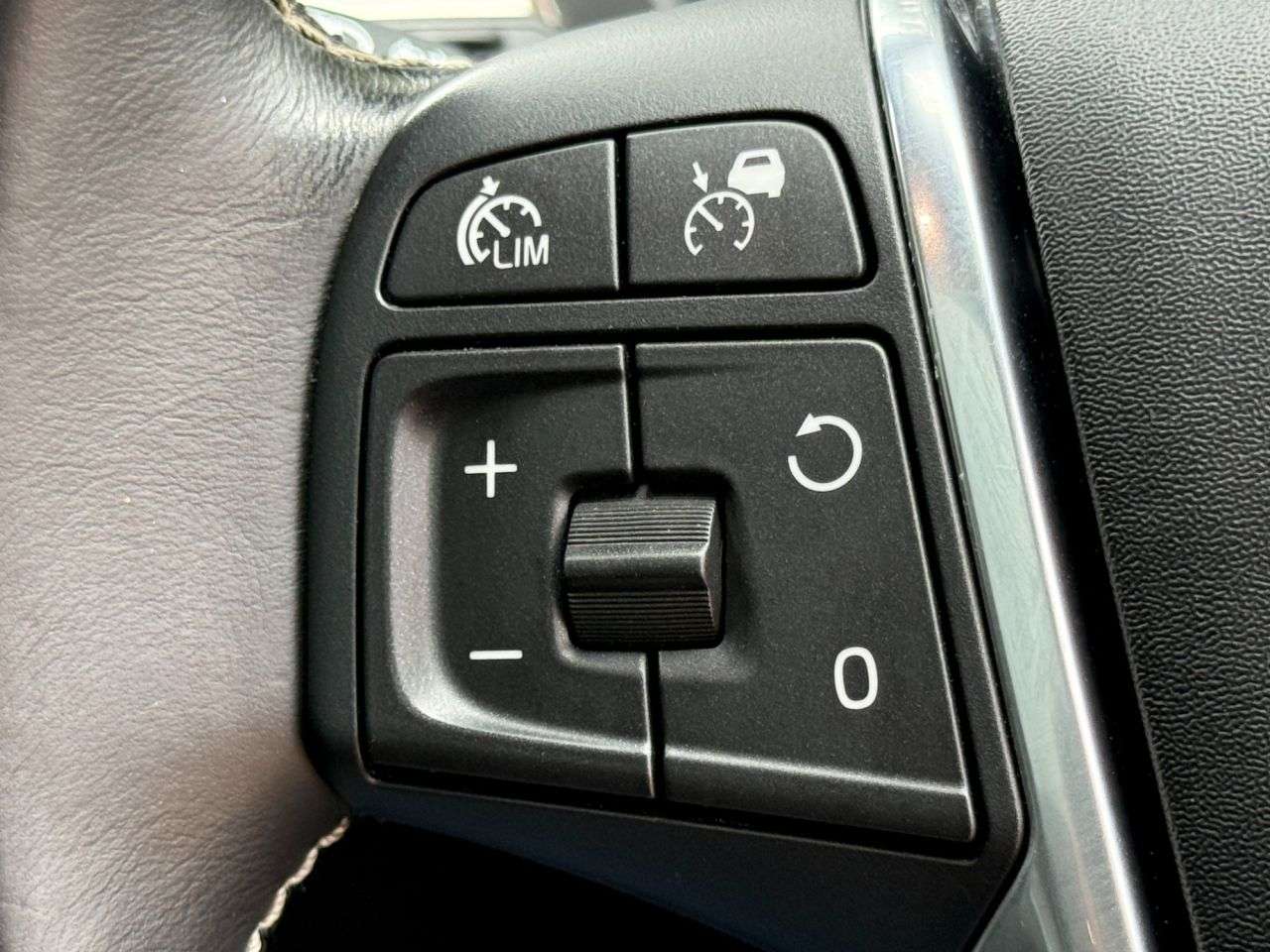 2016 VOLVO V40 2016 VOLVO V40