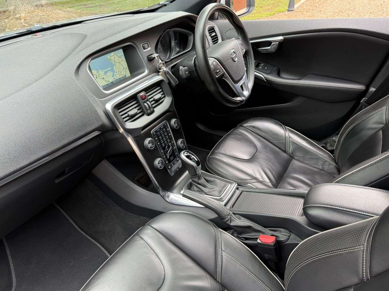 2016 VOLVO V40 2016 VOLVO V40