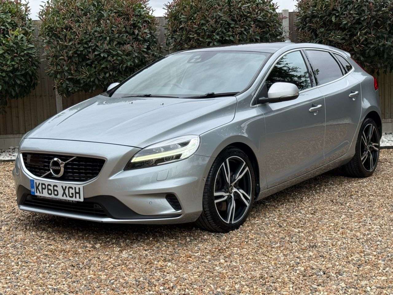 A 2016 VOLVO V40 1.5 T2 R-Design Pro Hatchback 5dr Petrol Auto Euro 6 (s/s) (122 ps) A 2016 VOLVO V40 1.5 T2 R-Design Pro Hatchback 5dr Petrol Auto Euro 6 (s/s) (122 ps)