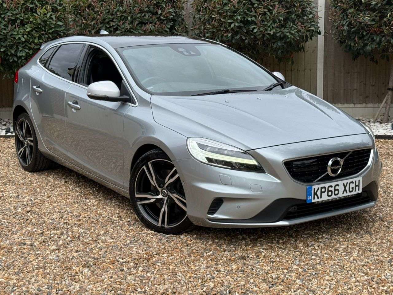 A 2016 VOLVO V40 1.5 T2 R-Design Pro Hatchback 5dr Petrol Auto Euro 6 (s/s) (122 ps) A 2016 VOLVO V40 1.5 T2 R-Design Pro Hatchback 5dr Petrol Auto Euro 6 (s/s) (122 ps)