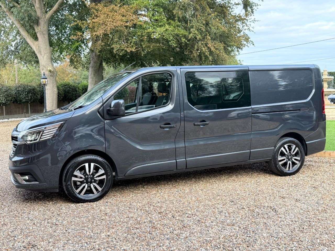 A 2025 RENAULT TRAFIC 2.0 dCi Blue LL30 Extra Sport Crew Van AUTOMATIC NO VAT Double Cab 6dr Dies A 2025 RENAULT TRAFIC 2.0 dCi Blue LL30 Extra Sport Crew Van AUTOMATIC NO VAT Double Cab 6dr Dies