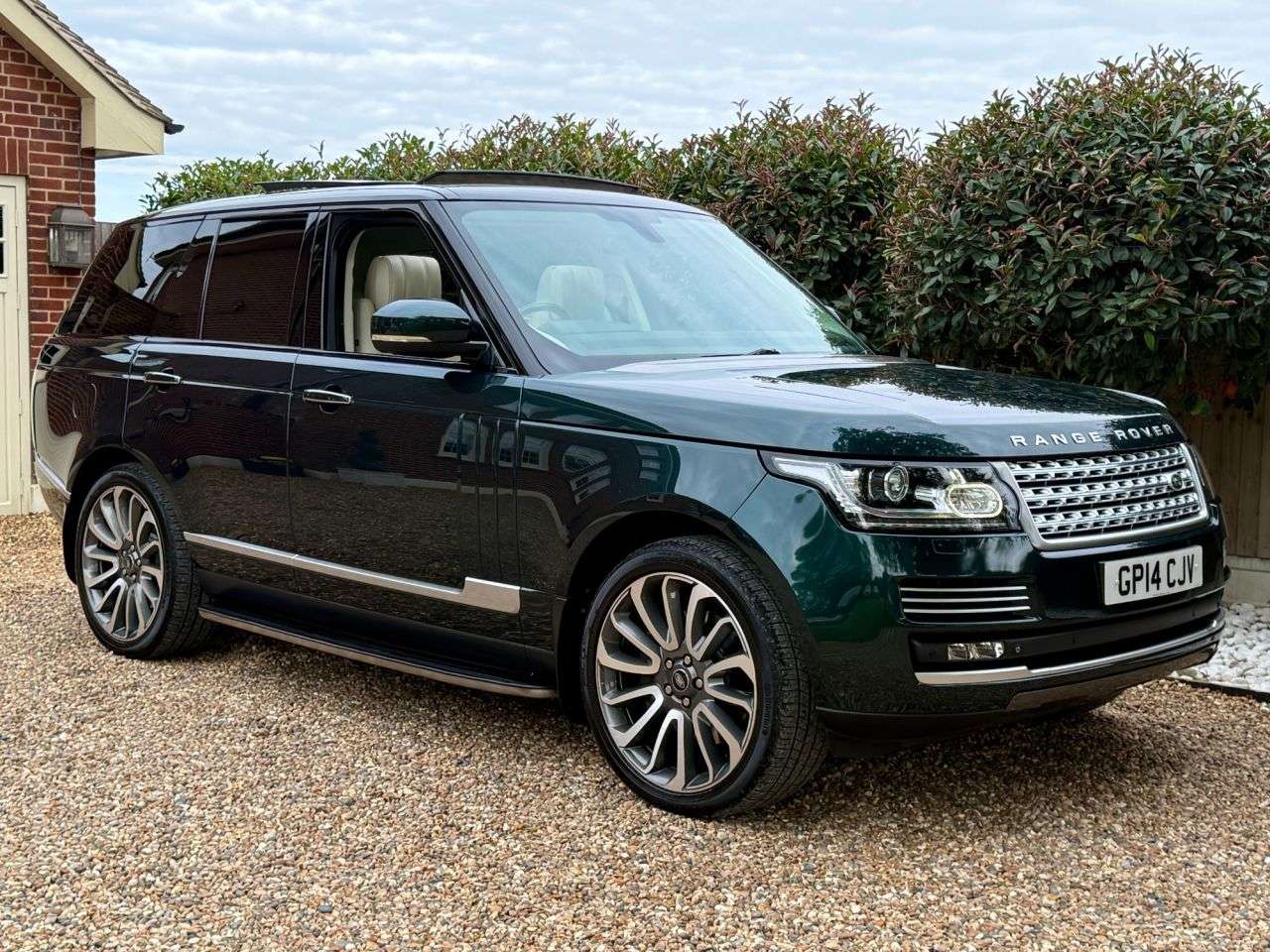 A 2014 LAND ROVER RANGE ROVER 4.4 SD V8 Autobiography SUV 5dr Diesel Auto 4WD Euro 5 (339 ps) A 2014 LAND ROVER RANGE ROVER 4.4 SD V8 Autobiography SUV 5dr Diesel Auto 4WD Euro 5 (339 ps)