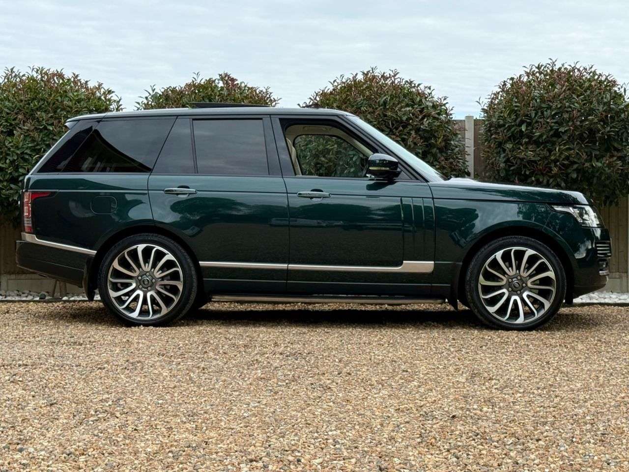 A 2014 LAND ROVER RANGE ROVER 4.4 SD V8 Autobiography SUV 5dr Diesel Auto 4WD Euro 5 (339 ps) A 2014 LAND ROVER RANGE ROVER 4.4 SD V8 Autobiography SUV 5dr Diesel Auto 4WD Euro 5 (339 ps)