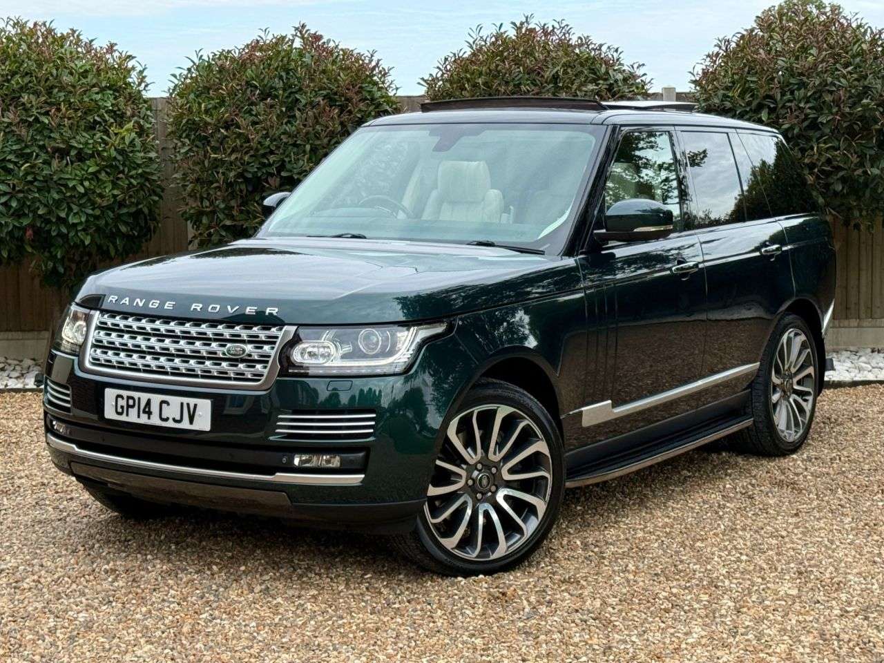 A 2014 LAND ROVER RANGE ROVER 4.4 SD V8 Autobiography SUV 5dr Diesel Auto 4WD Euro 5 (339 ps) A 2014 LAND ROVER RANGE ROVER 4.4 SD V8 Autobiography SUV 5dr Diesel Auto 4WD Euro 5 (339 ps)