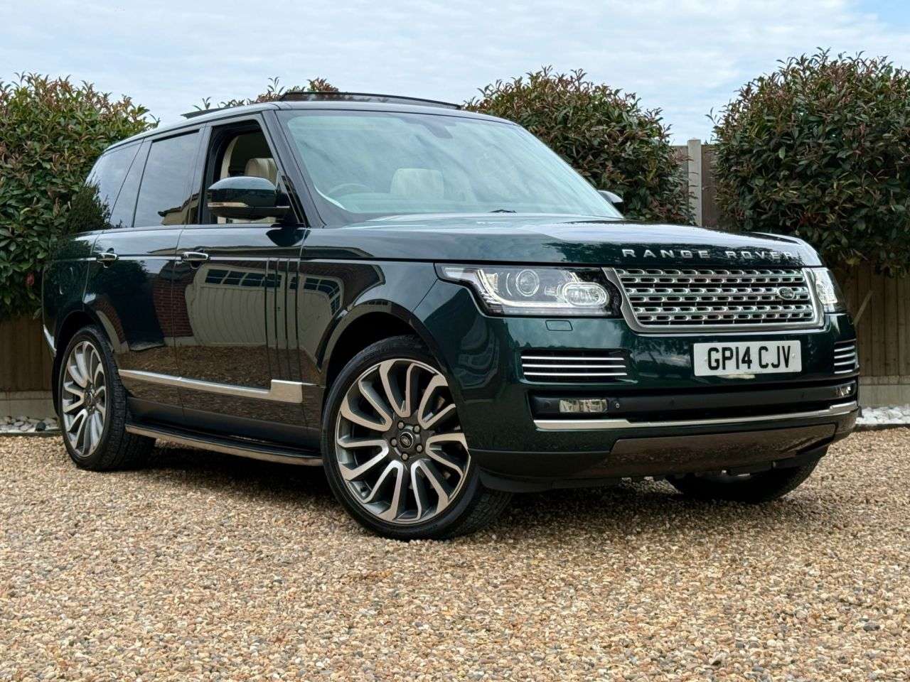 A 2014 LAND ROVER RANGE ROVER 4.4 SD V8 Autobiography SUV 5dr Diesel Auto 4WD Euro 5 (339 ps) A 2014 LAND ROVER RANGE ROVER 4.4 SD V8 Autobiography SUV 5dr Diesel Auto 4WD Euro 5 (339 ps)