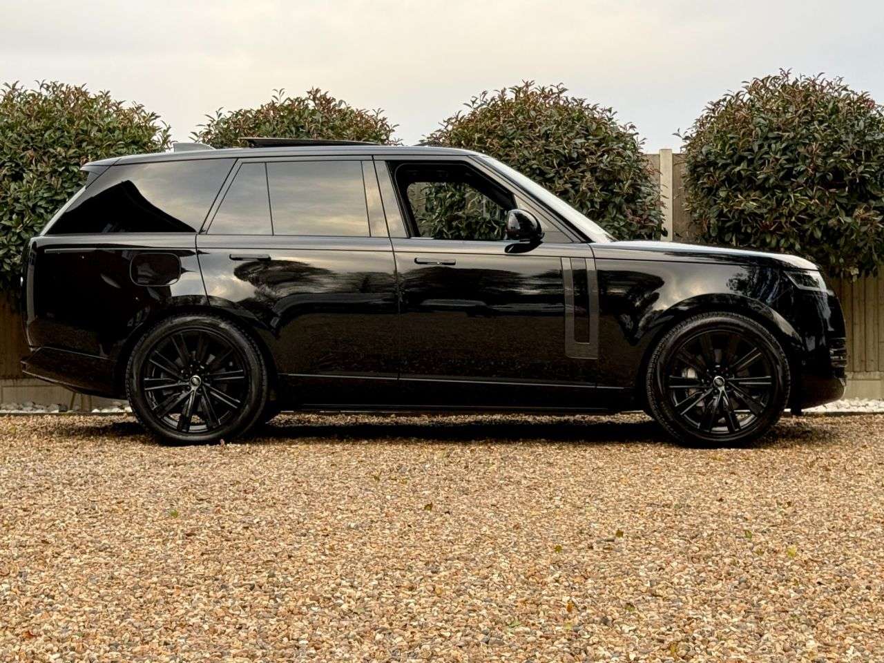 A 2023 LAND ROVER RANGE ROVER 3.0 D300 MHEV SE HUGE SPEC SUV 5dr Diesel Auto 4WD Euro 6 (s/s) (300 ps) A 2023 LAND ROVER RANGE ROVER 3.0 D300 MHEV SE HUGE SPEC SUV 5dr Diesel Auto 4WD Euro 6 (s/s) (300 ps)