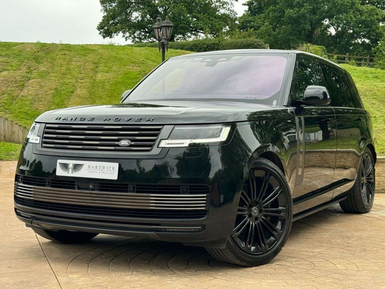 A 2023 LAND ROVER RANGE ROVER 4.4 SV LWB 5d 523 BHP LONG WHEEL BASE-HUGE SPEC! A 2023 LAND ROVER RANGE ROVER 4.4 SV LWB 5d 523 BHP LONG WHEEL BASE-HUGE SPEC!