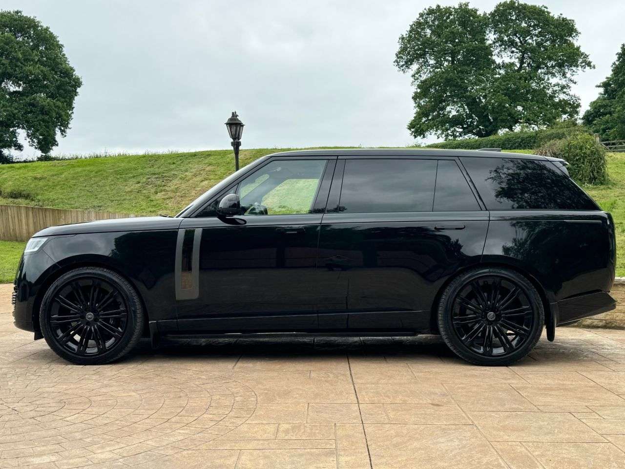 A 2023 LAND ROVER RANGE ROVER 4.4 SV LWB 5d 523 BHP LONG WHEEL BASE-HUGE SPEC! A 2023 LAND ROVER RANGE ROVER 4.4 SV LWB 5d 523 BHP LONG WHEEL BASE-HUGE SPEC!