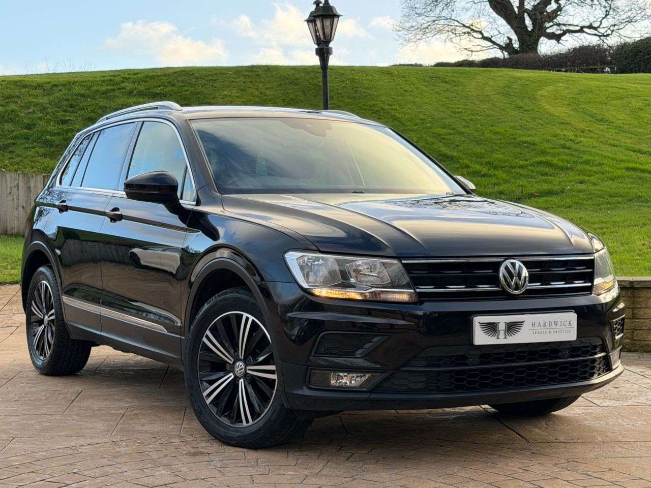A 2017 VOLKSWAGEN TIGUAN 2.0 TDI SE Navigation SUV 5dr Diesel Manual 4Motion Euro 6 (s/s) (150 ps) S A 2017 VOLKSWAGEN TIGUAN 2.0 TDI SE Navigation SUV 5dr Diesel Manual 4Motion Euro 6 (s/s) (150 ps) S