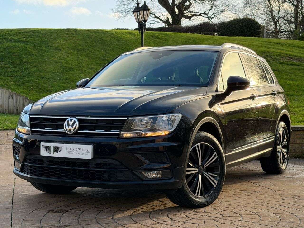 A 2017 VOLKSWAGEN TIGUAN 2.0 TDI SE Navigation SUV 5dr Diesel Manual 4Motion Euro 6 (s/s) (150 ps) S A 2017 VOLKSWAGEN TIGUAN 2.0 TDI SE Navigation SUV 5dr Diesel Manual 4Motion Euro 6 (s/s) (150 ps) S