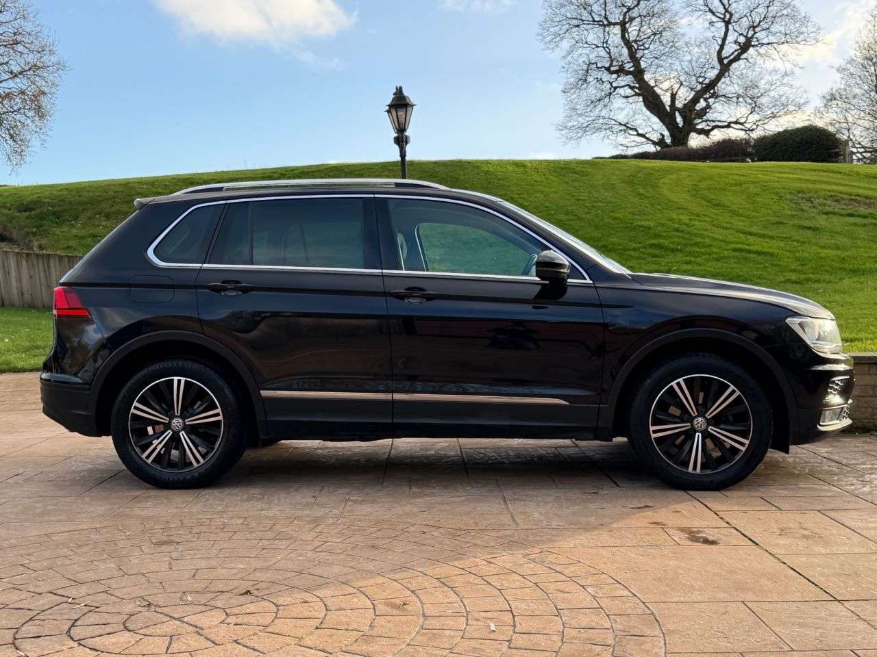 A 2017 VOLKSWAGEN TIGUAN 2.0 TDI SE Navigation SUV 5dr Diesel Manual 4Motion Euro 6 (s/s) (150 ps) S A 2017 VOLKSWAGEN TIGUAN 2.0 TDI SE Navigation SUV 5dr Diesel Manual 4Motion Euro 6 (s/s) (150 ps) S