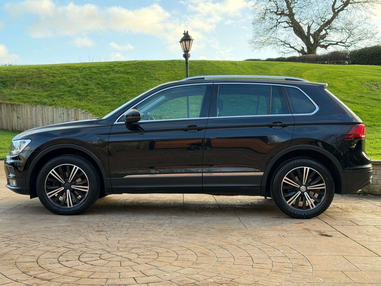 A 2017 VOLKSWAGEN TIGUAN 2.0 TDI SE Navigation SUV 5dr Diesel Manual 4Motion Euro 6 (s/s) (150 ps) S A 2017 VOLKSWAGEN TIGUAN 2.0 TDI SE Navigation SUV 5dr Diesel Manual 4Motion Euro 6 (s/s) (150 ps) S