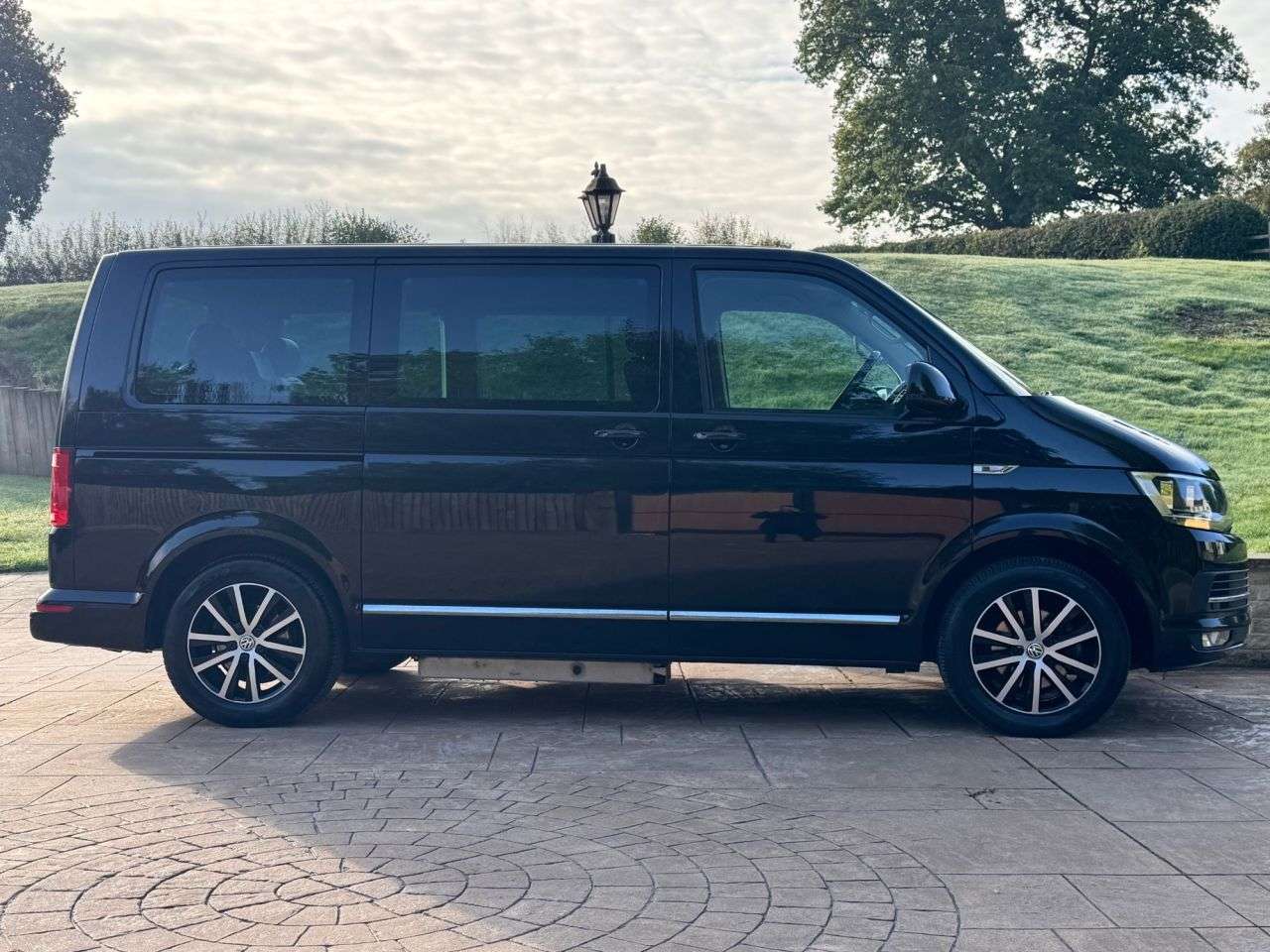 A 2016 VOLKSWAGEN CARAVELLE 2.0 TDI BlueMotion Tech SE MPV 5dr Diesel Manual Euro 6 (s/s) (150 ps) MOBI A 2016 VOLKSWAGEN CARAVELLE 2.0 TDI BlueMotion Tech SE MPV 5dr Diesel Manual Euro 6 (s/s) (150 ps) MOBI