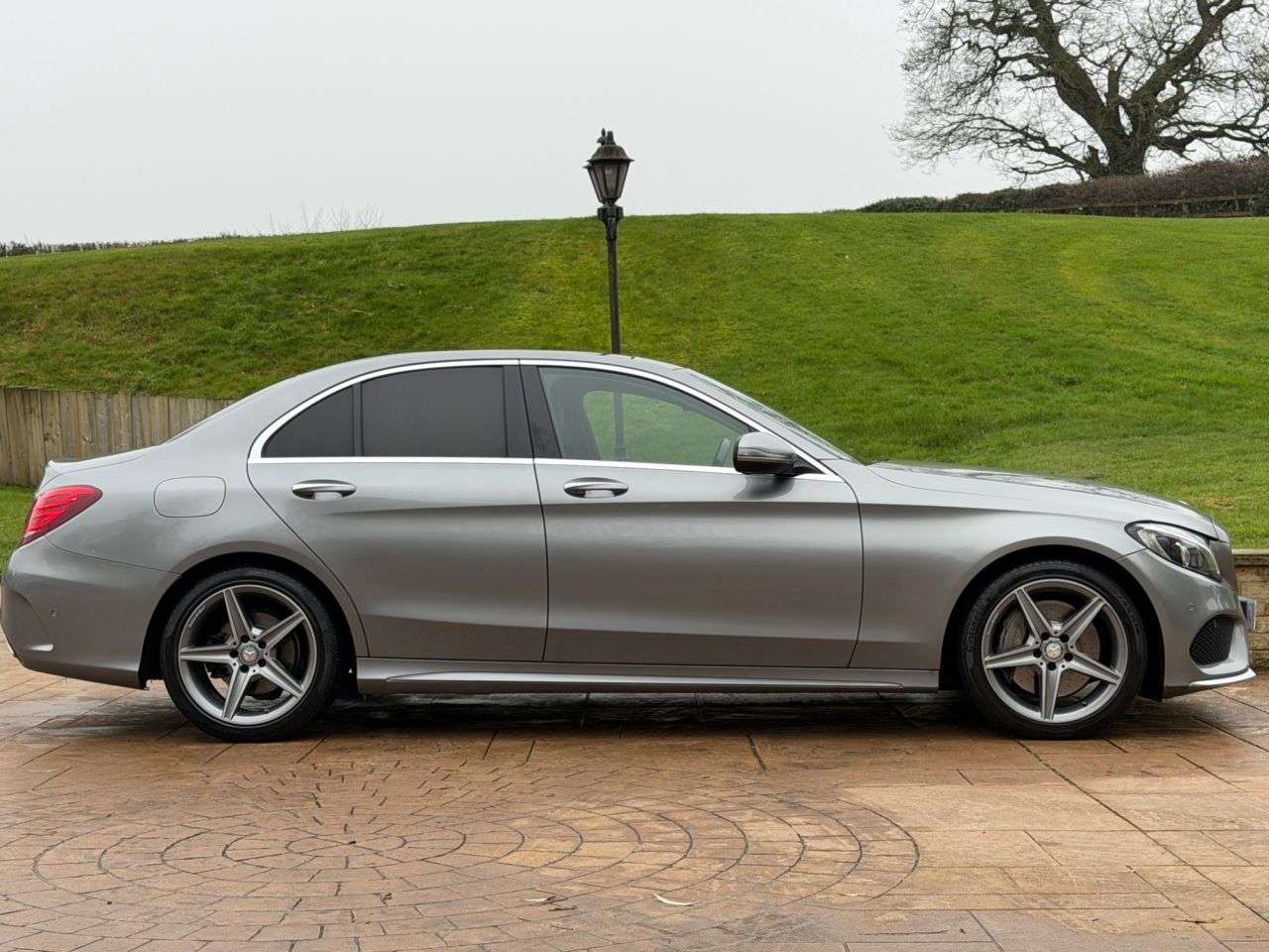 A 2015 MERCEDES-BENZ C-CLASS 2.1 C250d AMG Line (Premium) Saloon 4dr Diesel 7G-Tronic+ Euro 6 (s/s) (204 A 2015 MERCEDES-BENZ C-CLASS 2.1 C250d AMG Line (Premium) Saloon 4dr Diesel 7G-Tronic+ Euro 6 (s/s) (204