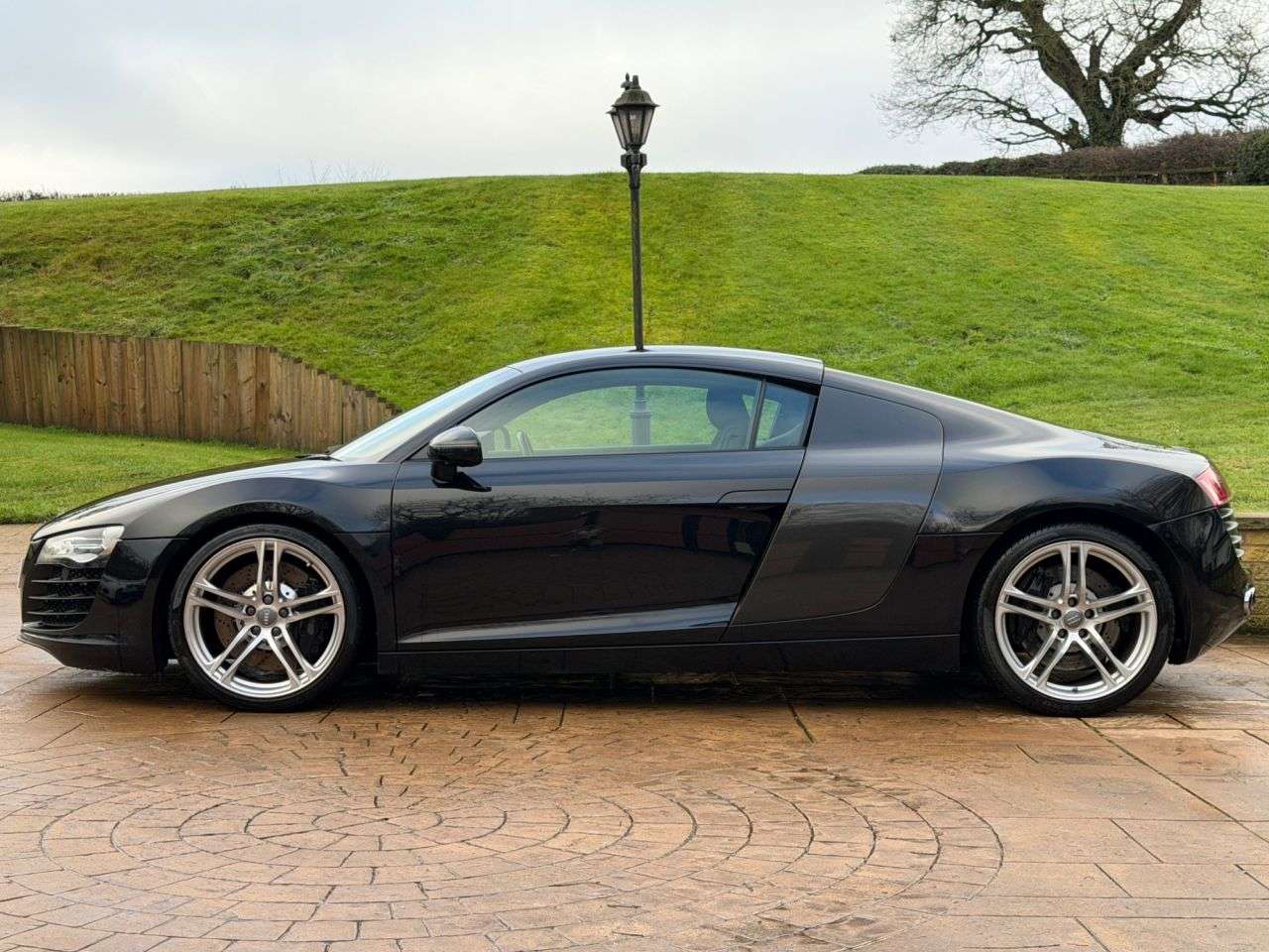 A 2007 AUDI R8 4.2 FSI V8 Coupe 2dr Petrol Manual quattro Euro 4 (420 ps) ONLY 2 FORMER KE A 2007 AUDI R8 4.2 FSI V8 Coupe 2dr Petrol Manual quattro Euro 4 (420 ps) ONLY 2 FORMER KE