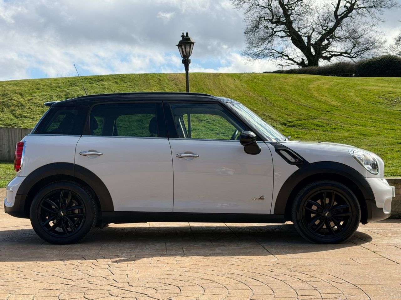 A 2012 MINI COUNTRYMAN 2.0 Cooper SD SUV 5dr Diesel Auto ALL4 Euro 5 (143 ps) FSH TO INCLUDE 10 ST A 2012 MINI COUNTRYMAN 2.0 Cooper SD SUV 5dr Diesel Auto ALL4 Euro 5 (143 ps) FSH TO INCLUDE 10 ST