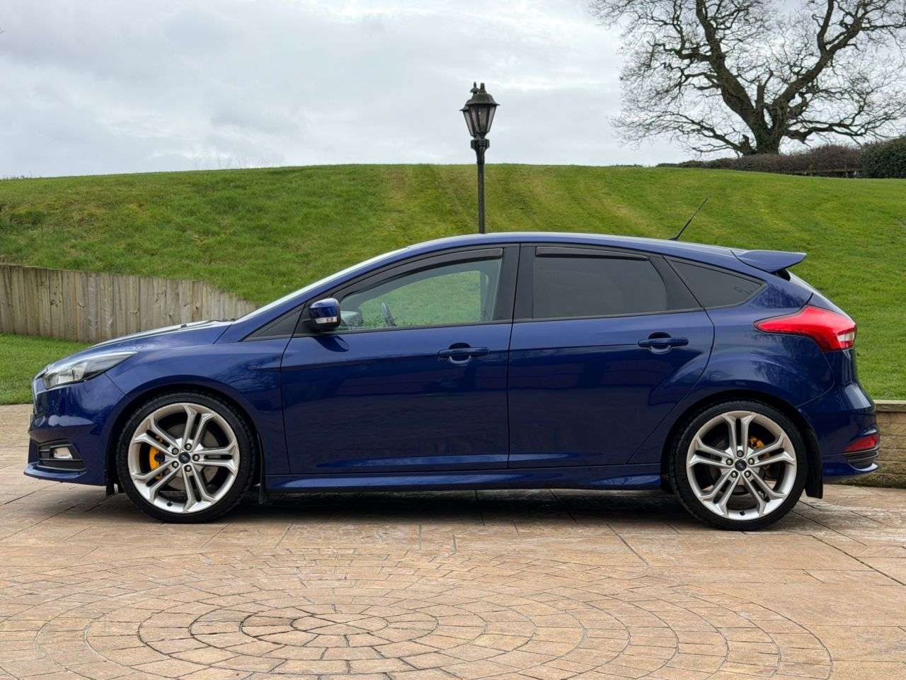 A 2015 FORD FOCUS 2.0T EcoBoost ST-2 Hatchback 5dr Petrol Manual Euro 6 (s/s) (250 ps) SERVIC A 2015 FORD FOCUS 2.0T EcoBoost ST-2 Hatchback 5dr Petrol Manual Euro 6 (s/s) (250 ps) SERVIC