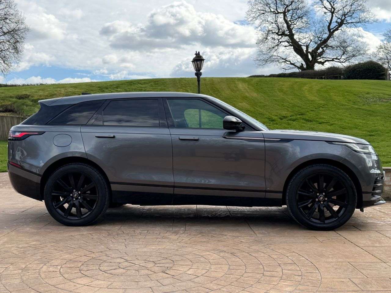 A 2017 LAND ROVER RANGE ROVER VELAR 3.0 SD6 V6 R-Dynamic HSE SUV 5dr Diesel Auto 4WD Euro 6 (s/s) (300 ps) 2 KE A 2017 LAND ROVER RANGE ROVER VELAR 3.0 SD6 V6 R-Dynamic HSE SUV 5dr Diesel Auto 4WD Euro 6 (s/s) (300 ps) 2 KE