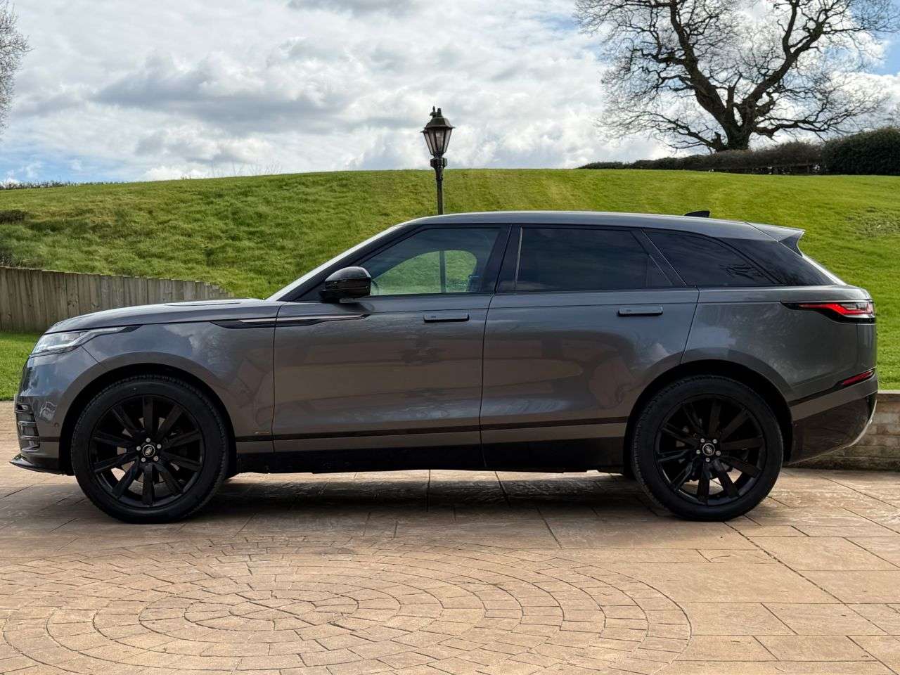 A 2017 LAND ROVER RANGE ROVER VELAR 3.0 SD6 V6 R-Dynamic HSE SUV 5dr Diesel Auto 4WD Euro 6 (s/s) (300 ps) 2 KE A 2017 LAND ROVER RANGE ROVER VELAR 3.0 SD6 V6 R-Dynamic HSE SUV 5dr Diesel Auto 4WD Euro 6 (s/s) (300 ps) 2 KE