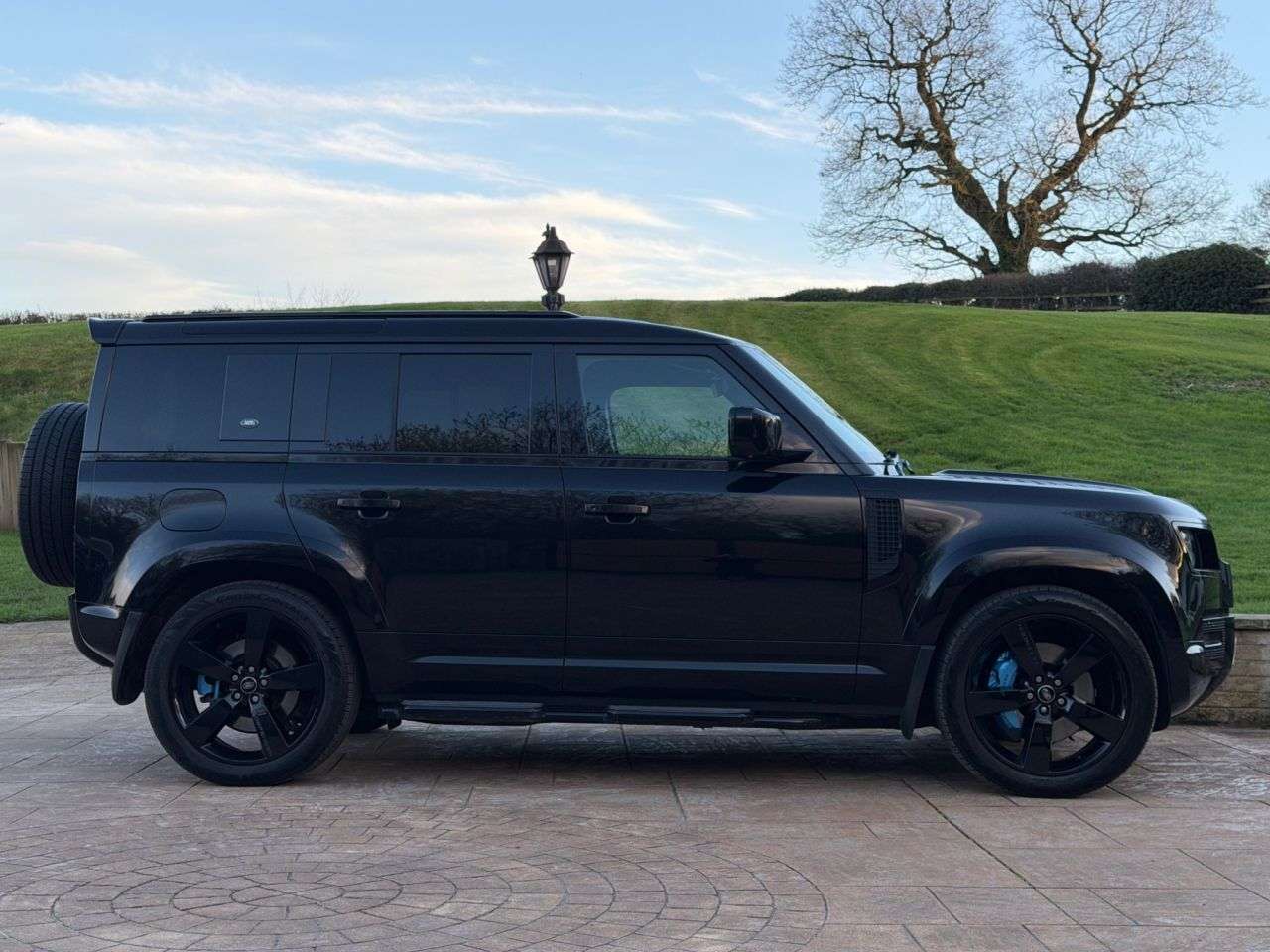 A 2021 LAND ROVER DEFENDER 3.0 D300 MHEV HSE SUV 5dr Diesel Auto 4WD Euro 6 (s/s) (300 ps) FULL SERVIV A 2021 LAND ROVER DEFENDER 3.0 D300 MHEV HSE SUV 5dr Diesel Auto 4WD Euro 6 (s/s) (300 ps) FULL SERVIV