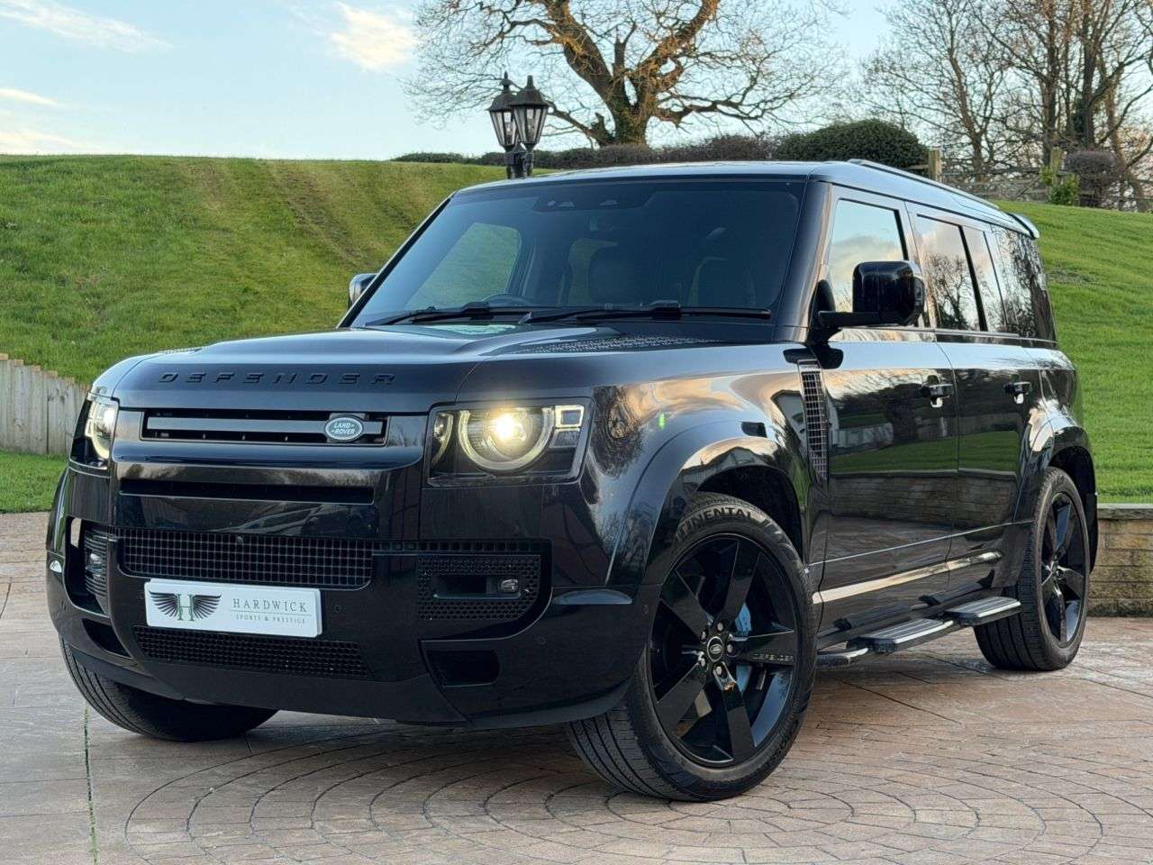 A 2021 LAND ROVER DEFENDER 3.0 D300 MHEV HSE SUV 5dr Diesel Auto 4WD Euro 6 (s/s) (300 ps) FULL SERVIV A 2021 LAND ROVER DEFENDER 3.0 D300 MHEV HSE SUV 5dr Diesel Auto 4WD Euro 6 (s/s) (300 ps) FULL SERVIV