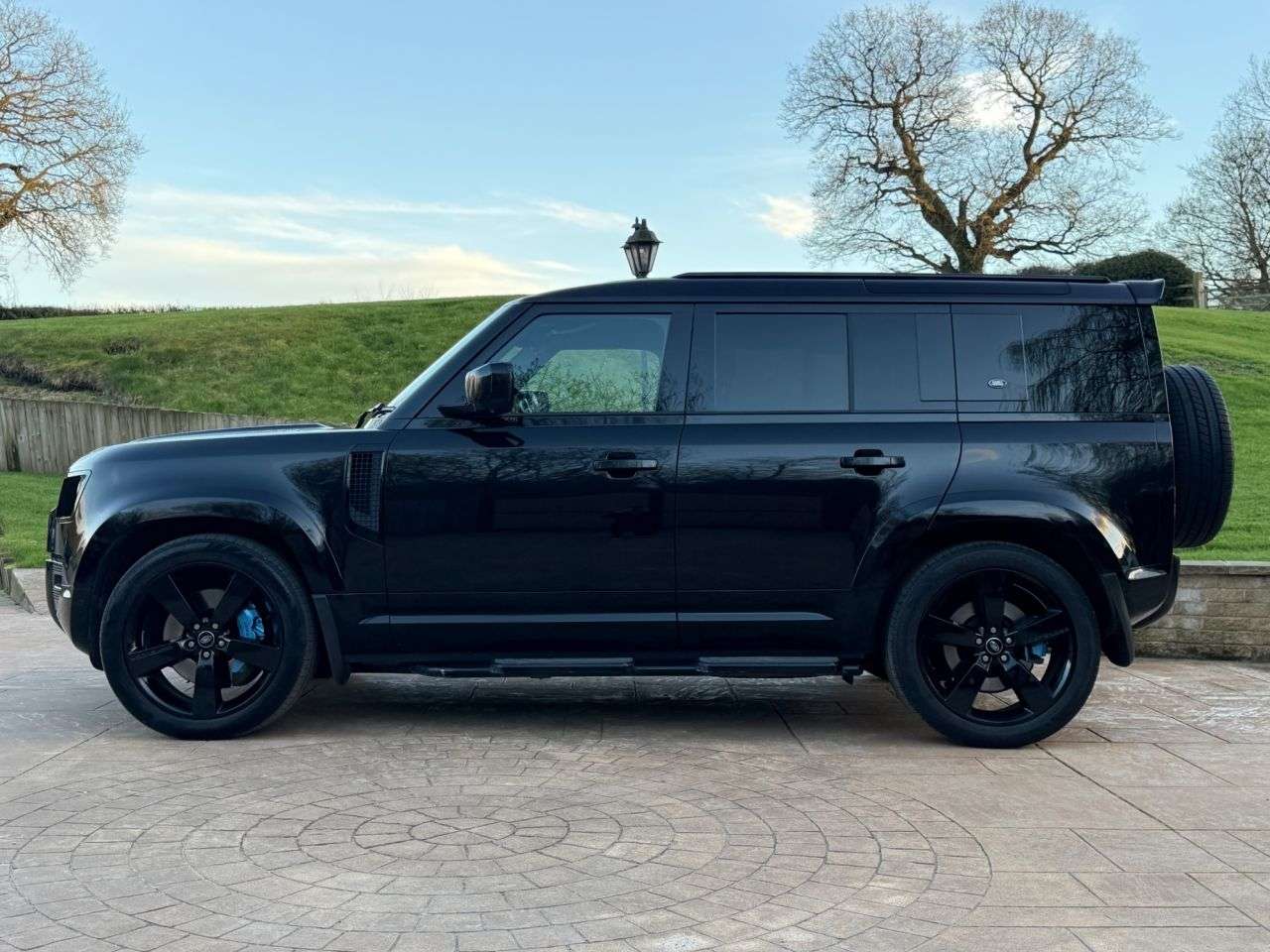 A 2021 LAND ROVER DEFENDER 3.0 D300 MHEV HSE SUV 5dr Diesel Auto 4WD Euro 6 (s/s) (300 ps) FULL SERVIV A 2021 LAND ROVER DEFENDER 3.0 D300 MHEV HSE SUV 5dr Diesel Auto 4WD Euro 6 (s/s) (300 ps) FULL SERVIV