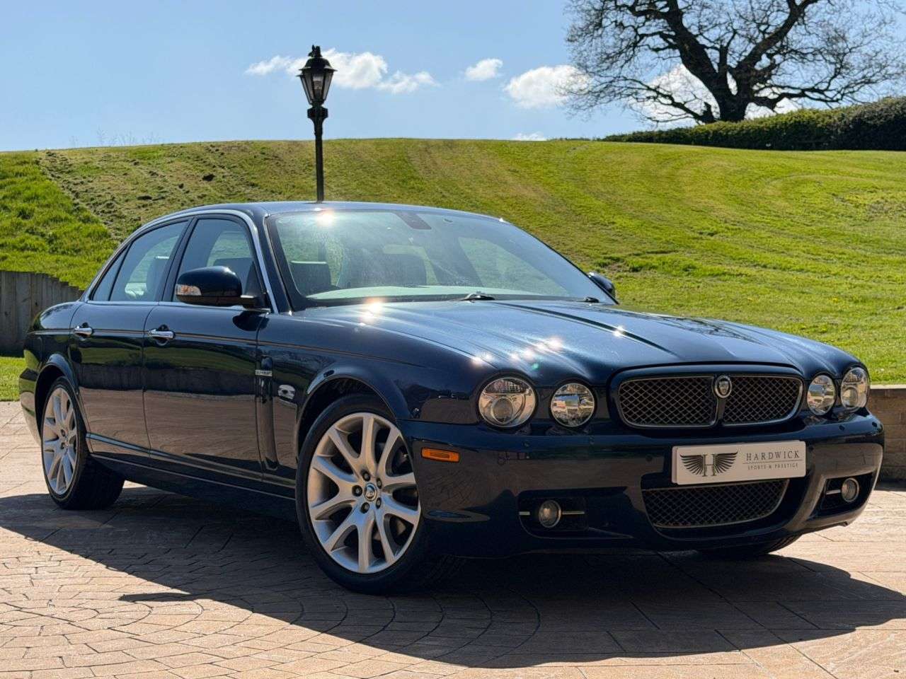 A 2009 JAGUAR XJ 3.0 V6 Sovereign Saloon 4dr Petrol Automatic (249 g/km, 240 bhp) BECOMING V A 2009 JAGUAR XJ 3.0 V6 Sovereign Saloon 4dr Petrol Automatic (249 g/km, 240 bhp) BECOMING V