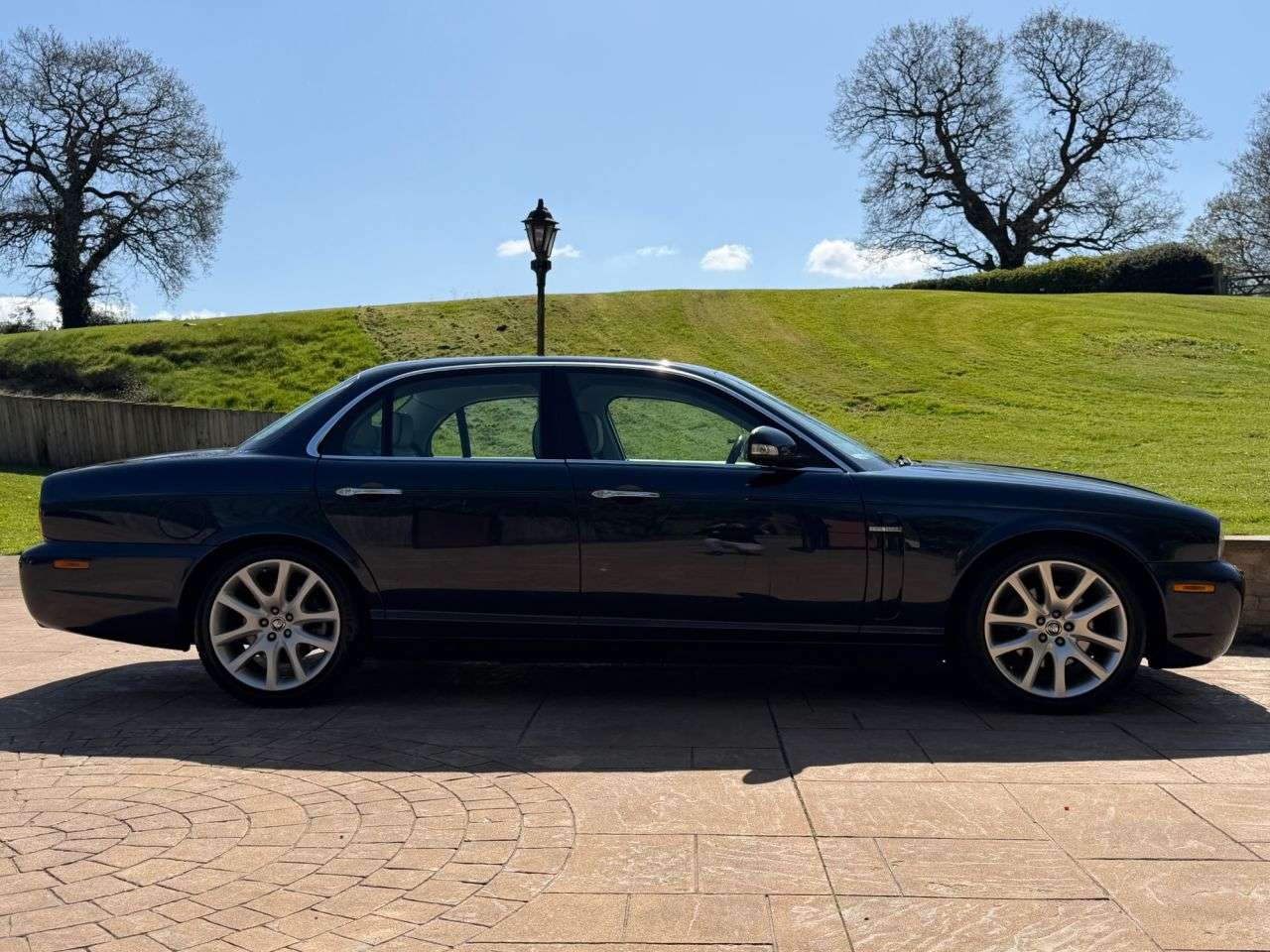 A 2009 JAGUAR XJ 3.0 V6 Sovereign Saloon 4dr Petrol Automatic (249 g/km, 240 bhp) BECOMING V A 2009 JAGUAR XJ 3.0 V6 Sovereign Saloon 4dr Petrol Automatic (249 g/km, 240 bhp) BECOMING V
