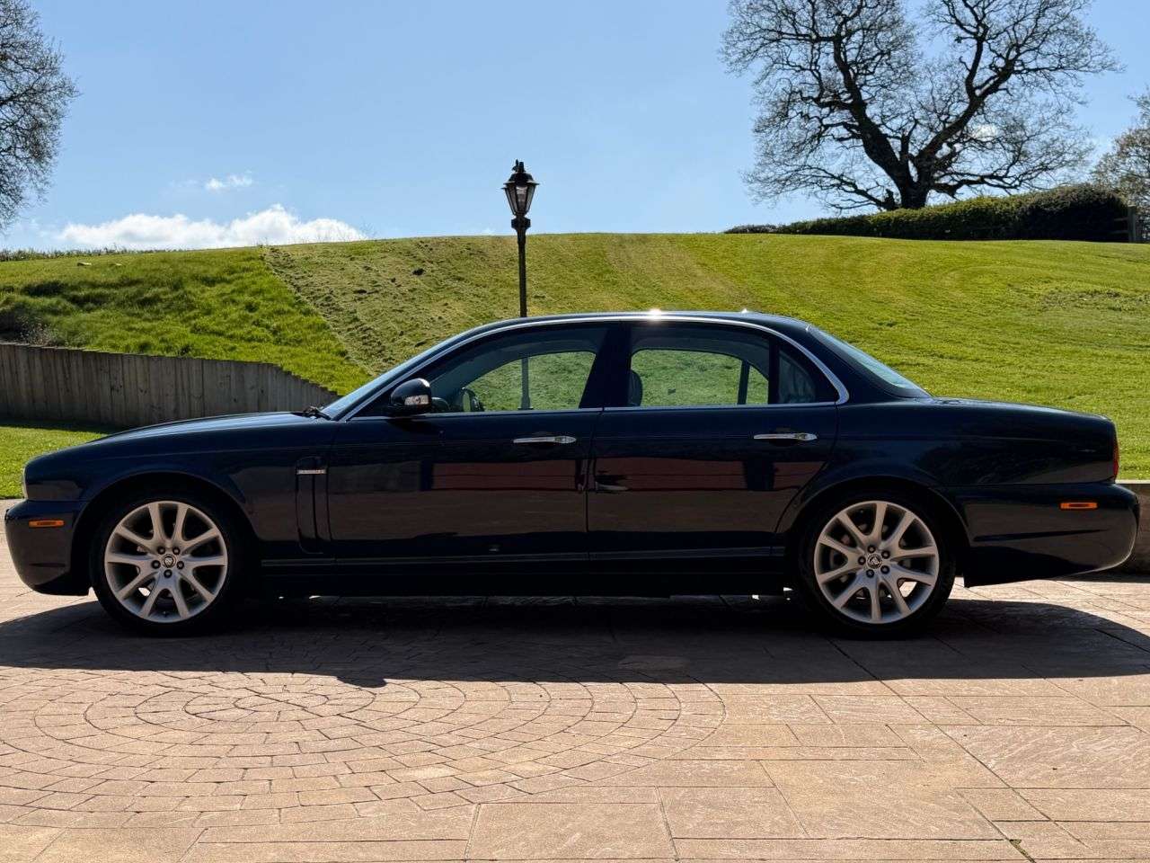 A 2009 JAGUAR XJ 3.0 V6 Sovereign Saloon 4dr Petrol Automatic (249 g/km, 240 bhp) BECOMING V A 2009 JAGUAR XJ 3.0 V6 Sovereign Saloon 4dr Petrol Automatic (249 g/km, 240 bhp) BECOMING V