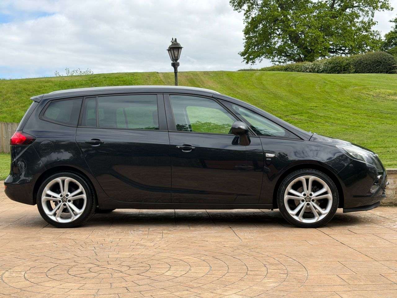 A 2016 VAUXHALL ZAFIRA TOURER 1.6 CDTi ecoFLEX SRi MPV 5dr Diesel Manual Euro 6 (s/s) (136 ps) A 2016 VAUXHALL ZAFIRA TOURER 1.6 CDTi ecoFLEX SRi MPV 5dr Diesel Manual Euro 6 (s/s) (136 ps)
