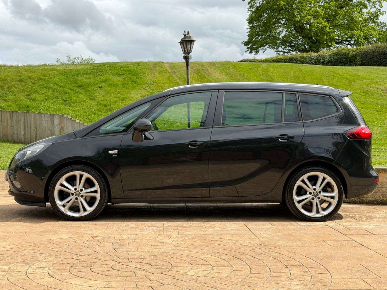 A 2016 VAUXHALL ZAFIRA TOURER 1.6 CDTi ecoFLEX SRi MPV 5dr Diesel Manual Euro 6 (s/s) (136 ps) A 2016 VAUXHALL ZAFIRA TOURER 1.6 CDTi ecoFLEX SRi MPV 5dr Diesel Manual Euro 6 (s/s) (136 ps)